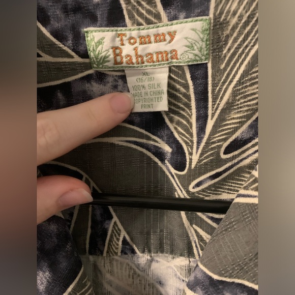Vintage Tommy Bahama Hawaiian SS Button Up - Picture 4 of 8
